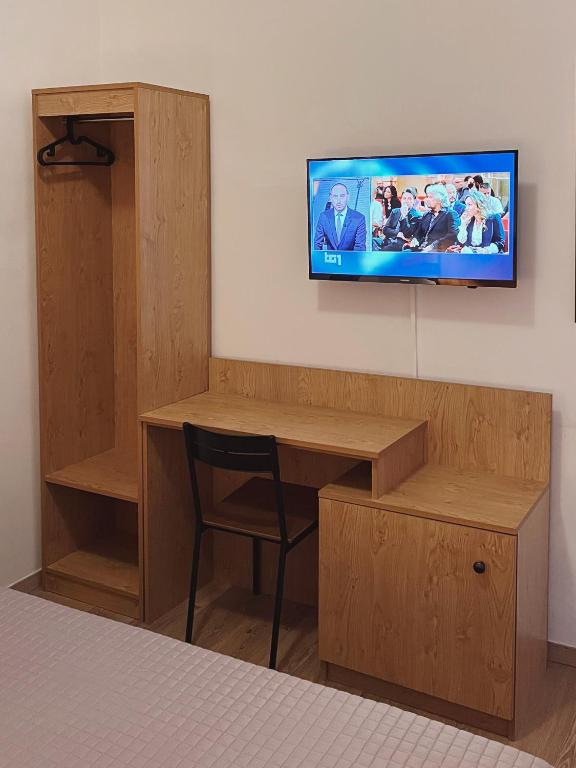 Televízia a/alebo spoločenská miestnosť v ubytovaní Hotel Umbria