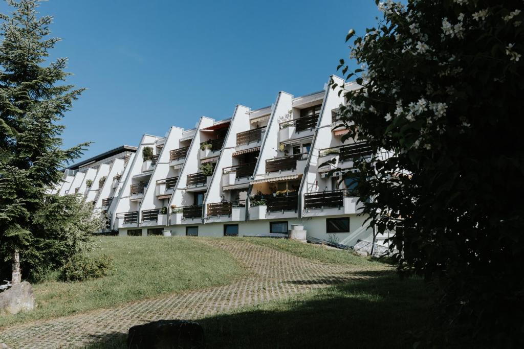 um edifício de apartamentos com varandas ao lado em Rosenalm Scheidegg em Scheidegg