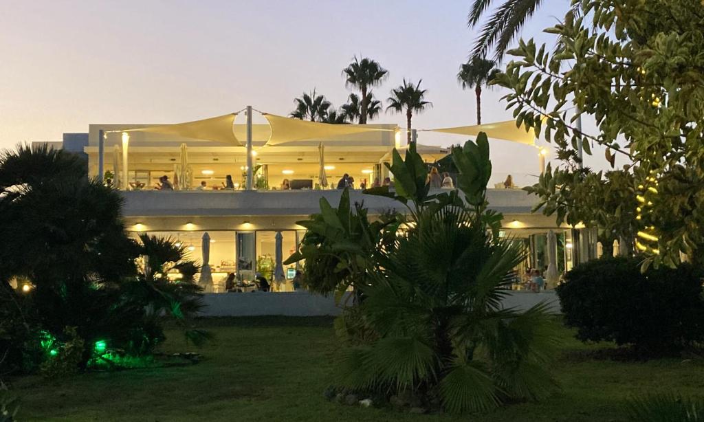 A garden outside Oasis Costalita Estepona II