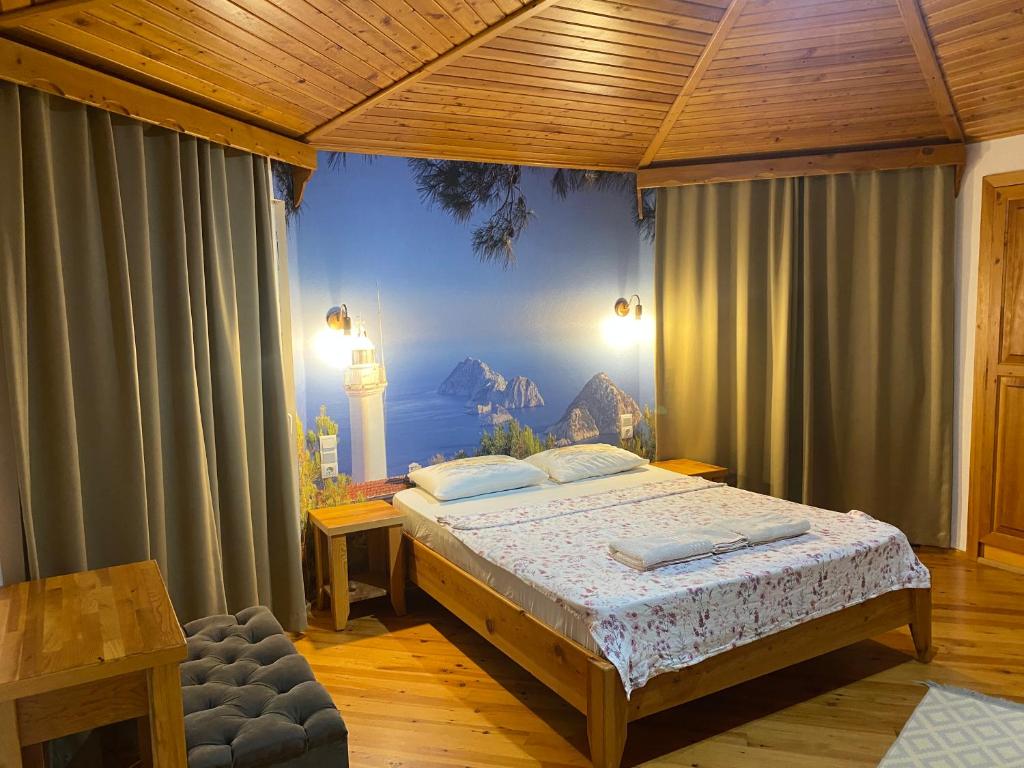 Кровать или кровати в номере Ada Pansiyon Karaöz