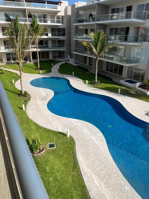 une image d'une piscine en face d'un bâtiment dans l'établissement Listos enero 2024 Club de Playa gratis albercas, à Acapulco