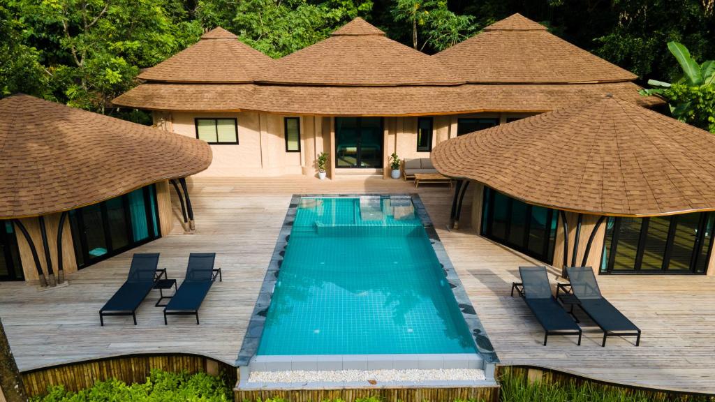 Bazén v ubytování Touch Beachfront Pool Villa Koh Yao Noi nebo v jeho okolí