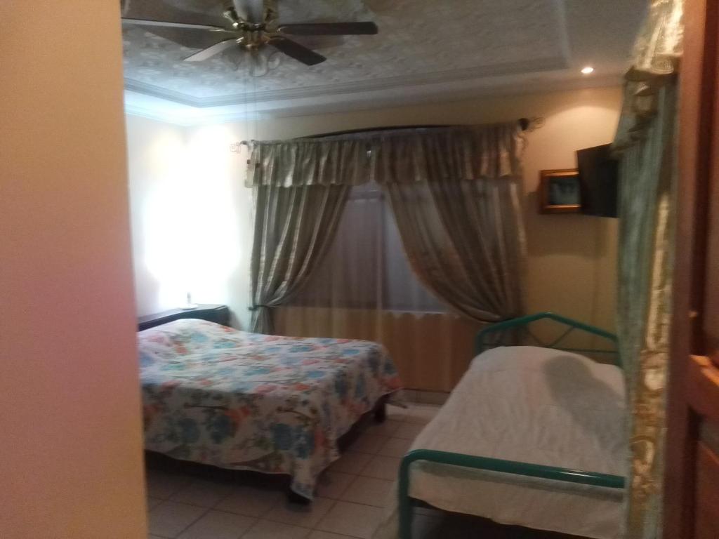 Postel nebo postele na pokoji v ubytování Alexander b&b