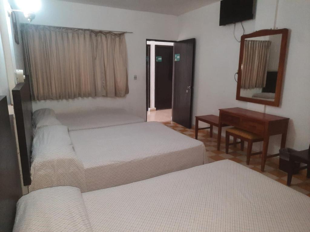 Postel nebo postele na pokoji v ubytování HOTEL ACUARIO CATEMACO