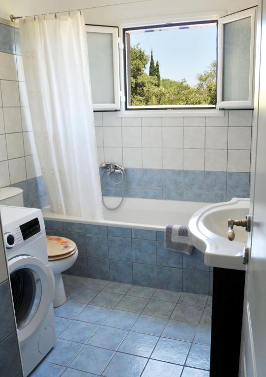 Kúpeľňa v ubytovaní Erotokritos Sea View Home