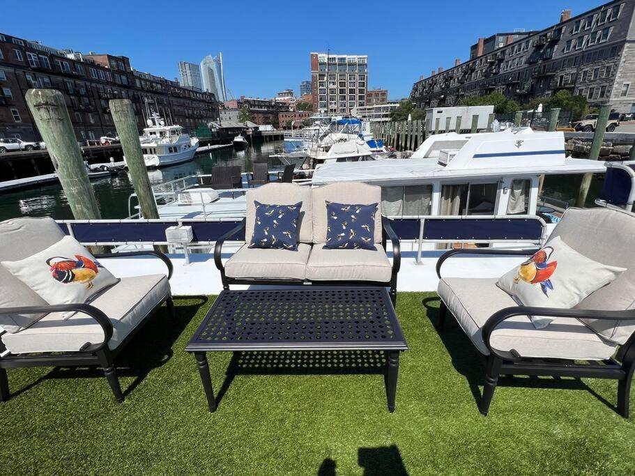 Barco HouseBoat Endless Summer Luxury Houseboat on the Boston Harbor