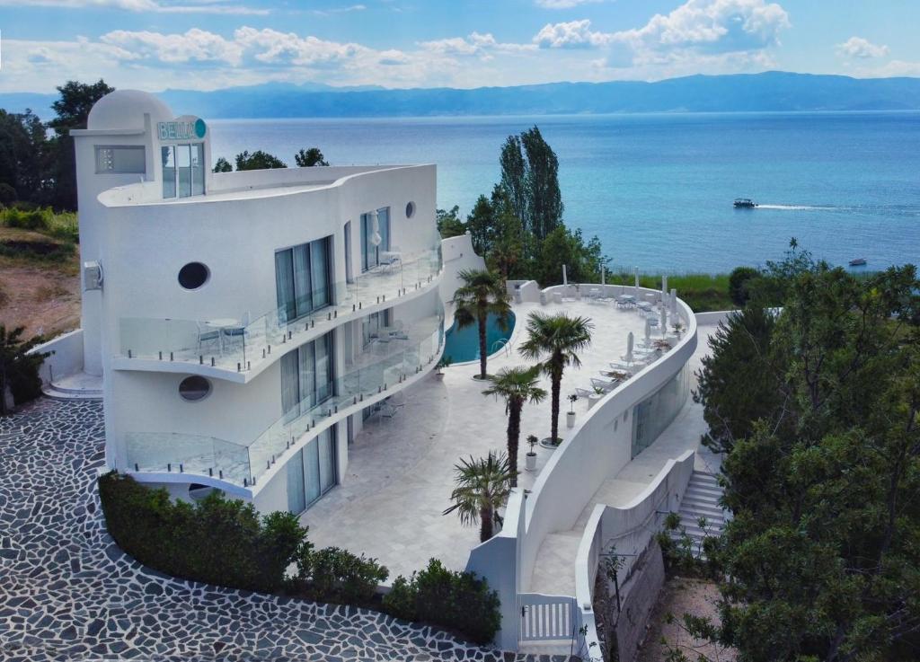 uma vista aérea de um edifício branco junto ao oceano em Villa Bella Ohrid em Ohrid