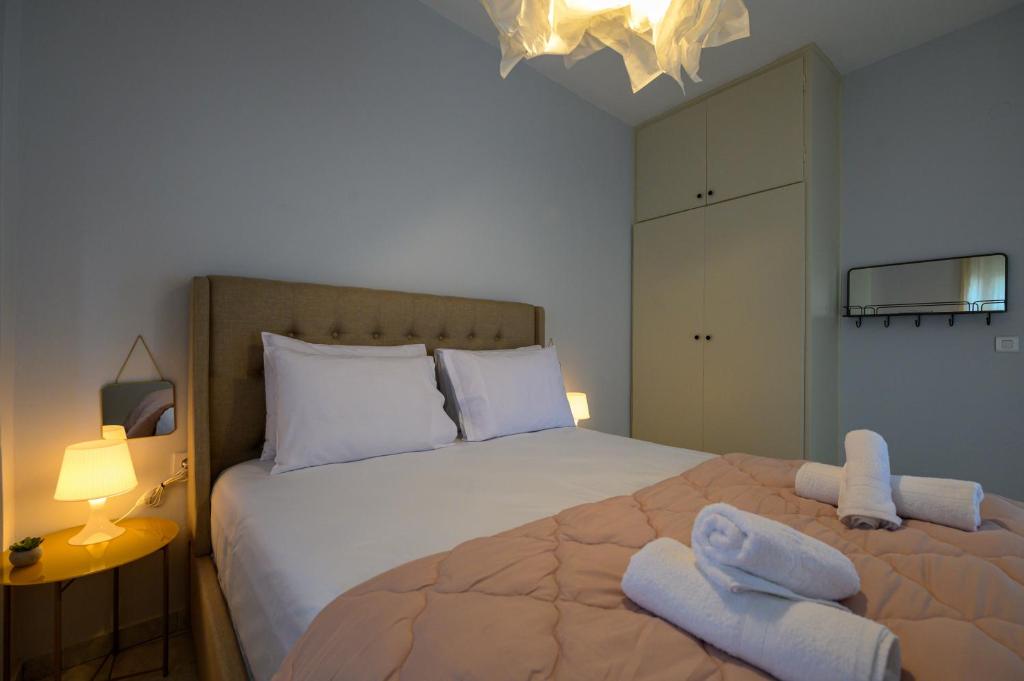 Postel nebo postele na pokoji v ubytování Kamari Apartments seafront