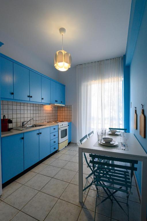 Kuchyň nebo kuchyňský kout v ubytování Kamari Apartments seafront