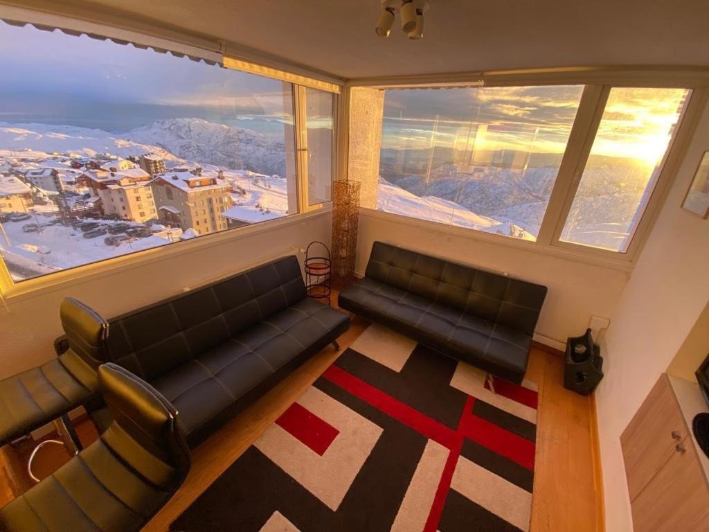 ein Wohnzimmer mit einem Sofa und einem großen Fenster in der Unterkunft Apartamento El Colorado in El Colorado