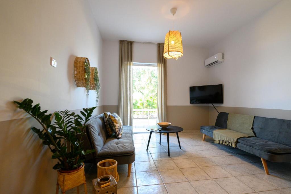 TV a/nebo společenská místnost v ubytování Kamari Apartments seafront