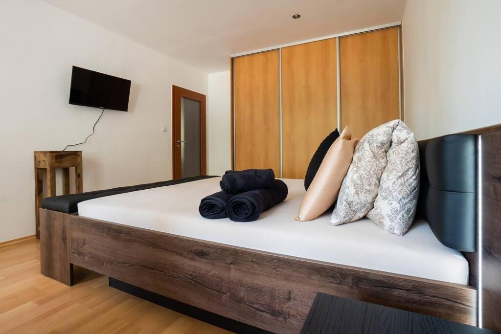 Postel nebo postele na pokoji v ubytování Excellent Large Lux Apartment Central Martin