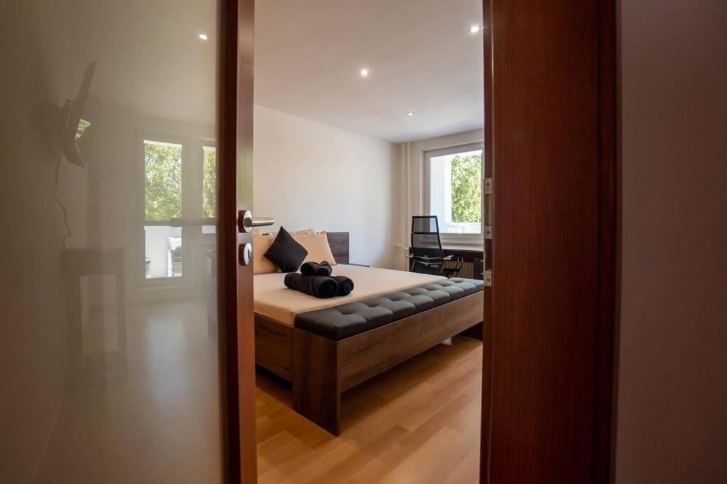 Postel nebo postele na pokoji v ubytování Excellent Large Lux Apartment Central Martin