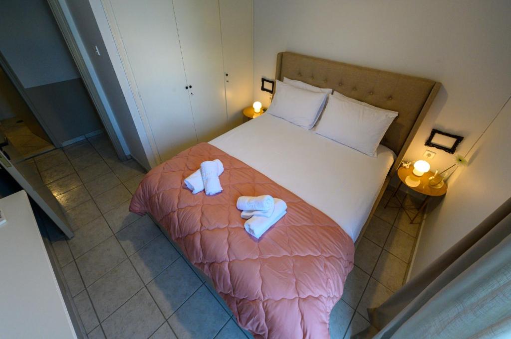 Postel nebo postele na pokoji v ubytování Kamari Apartments seafront