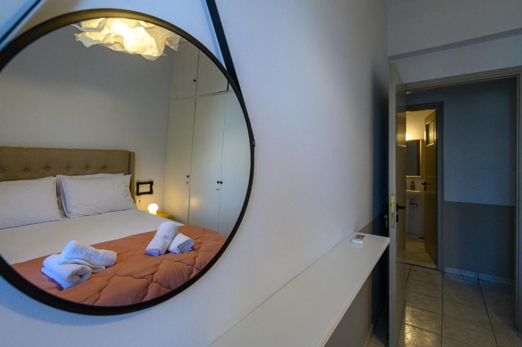 Postel nebo postele na pokoji v ubytování Kamari Apartments seafront