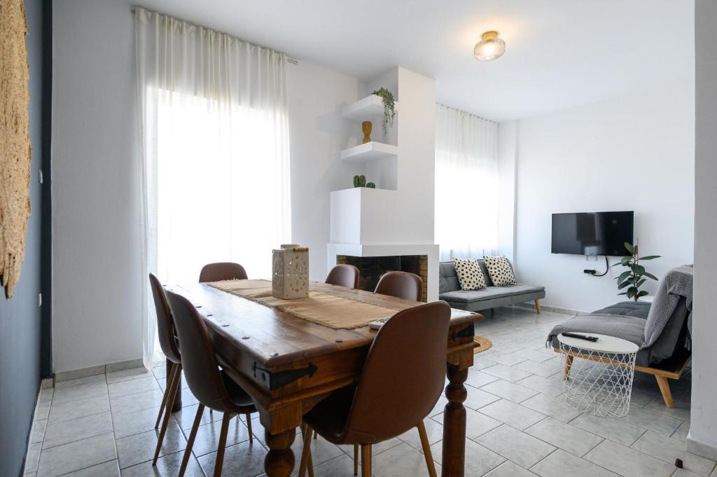 TV a/nebo společenská místnost v ubytování Kamari Apartments seafront