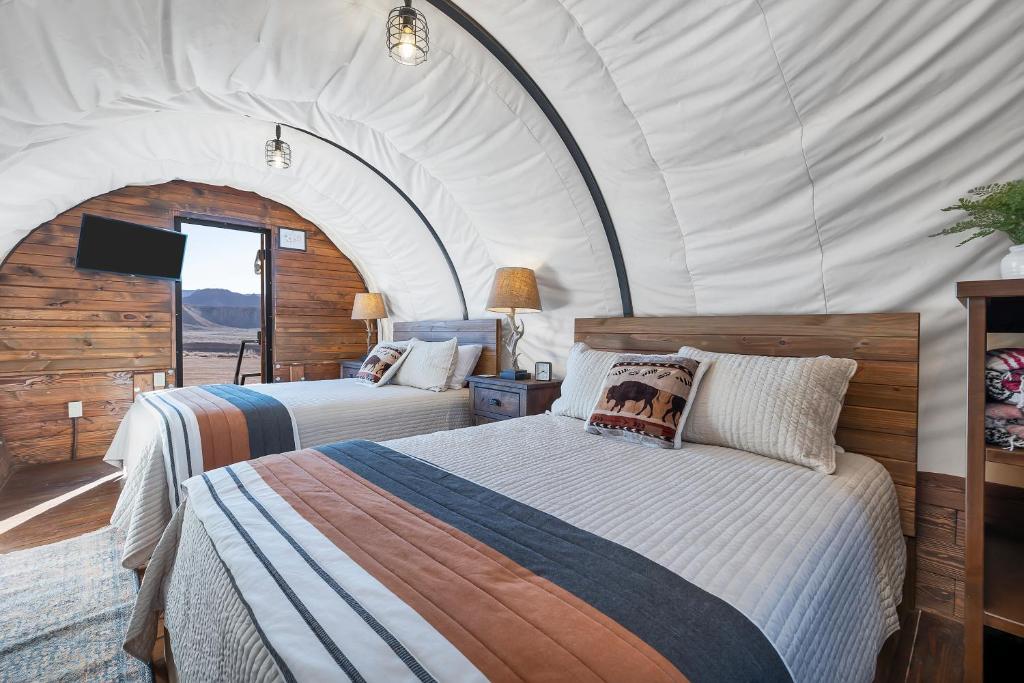 Postel nebo postele na pokoji v ubytování Zion White Bison Glamping & RV Resort