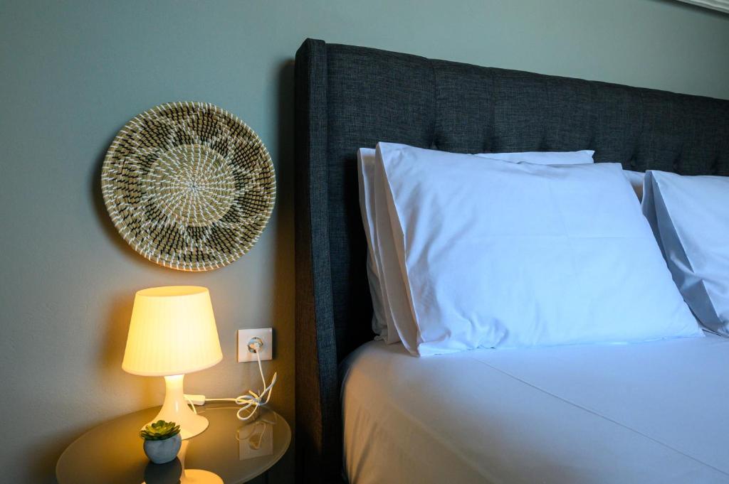 Postel nebo postele na pokoji v ubytování Kamari Apartments seafront