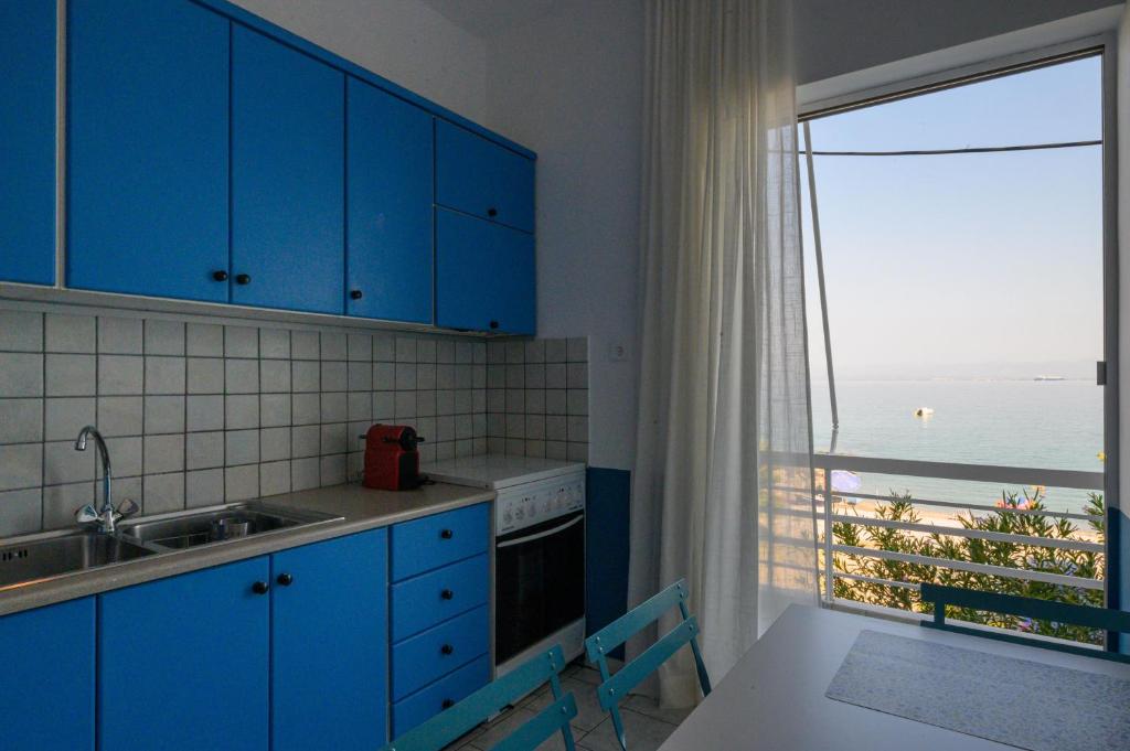 Kuchyň nebo kuchyňský kout v ubytování Kamari Apartments seafront
