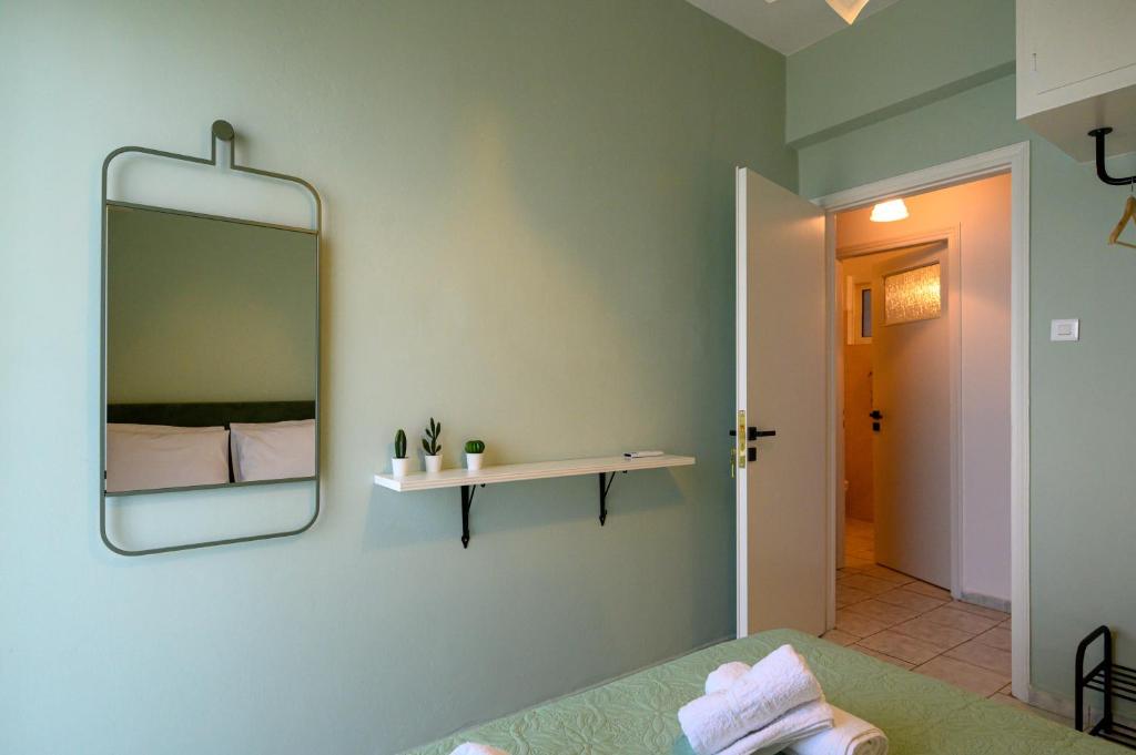 Postel nebo postele na pokoji v ubytování Kamari Apartments seafront