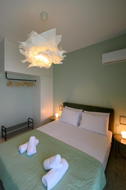 Postel nebo postele na pokoji v ubytování Kamari Apartments seafront