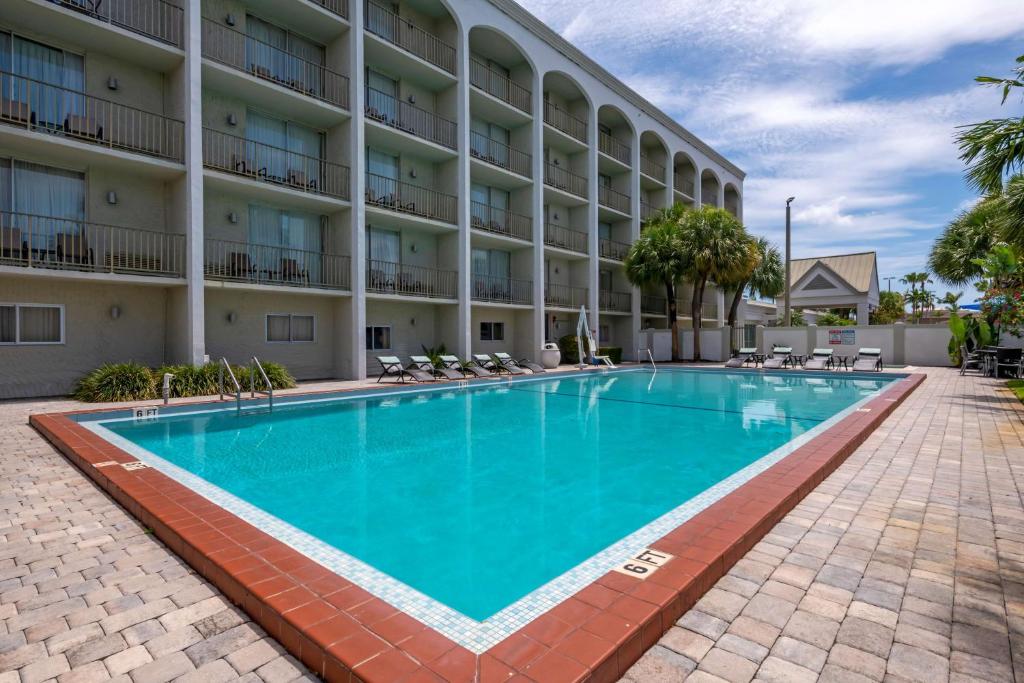 北邁阿密的住宿－Best Western Plus North Miami-Bal Harbour，酒店前的游泳池