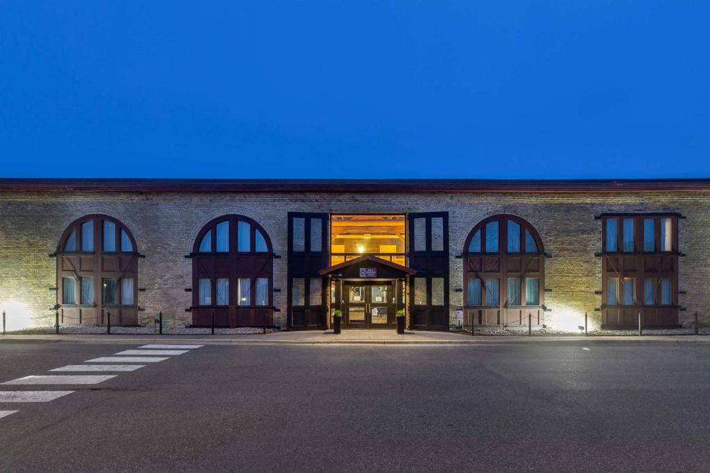 un edificio de ladrillo con la puerta abierta en una calle en Best Western Plus Como Park Hotel, en Saint Paul