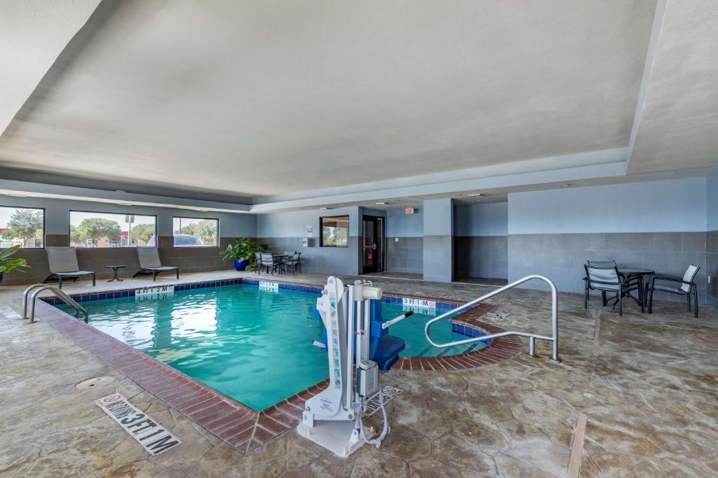 Bazén v ubytování Best Western Plus Big Lake Inn nebo v jeho okolí