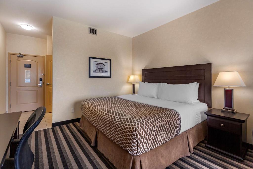 Postel nebo postele na pokoji v ubytování Best Western Plus Meridian
