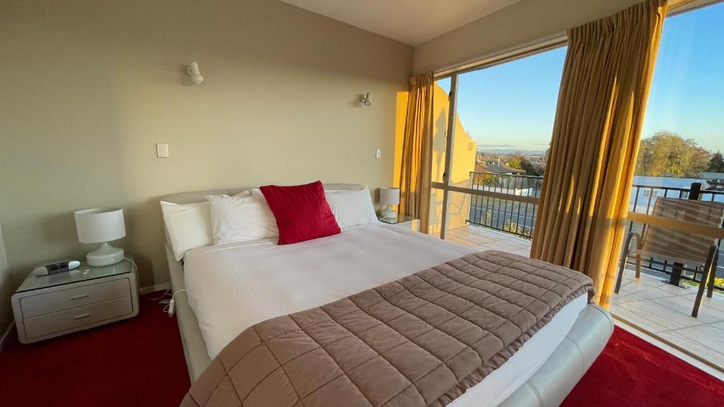 
Deluxe Suite with Spa Bath
