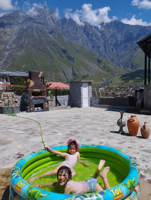 Nespecifikovaný výhled na hory nebo výhled na hory při pohledu z penzionu