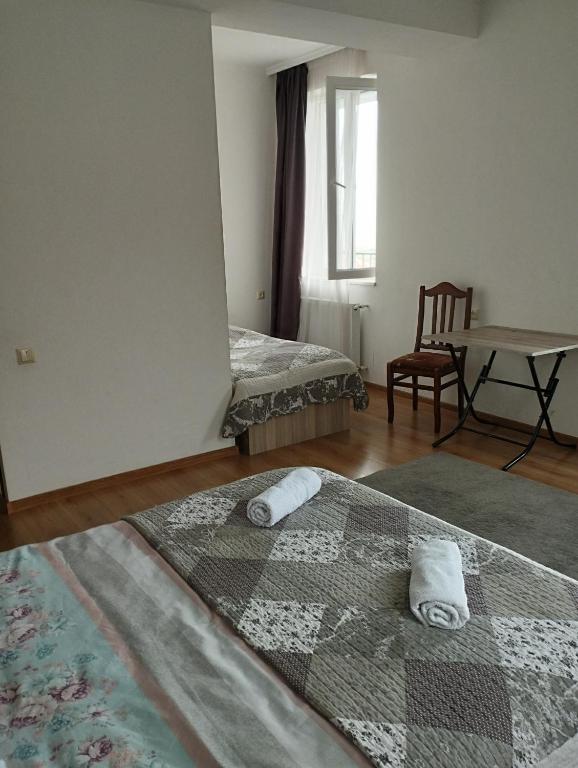 Postel nebo postele na pokoji v ubytování Kazbek view Hostel