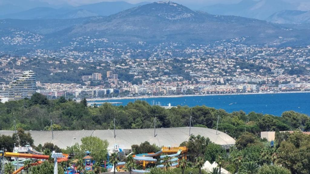 Blick auf die Stadt und einen Wasserkörper in der Unterkunft LUXURY APPARTEMENT Vue MER PANORAMIQUE in Antibes