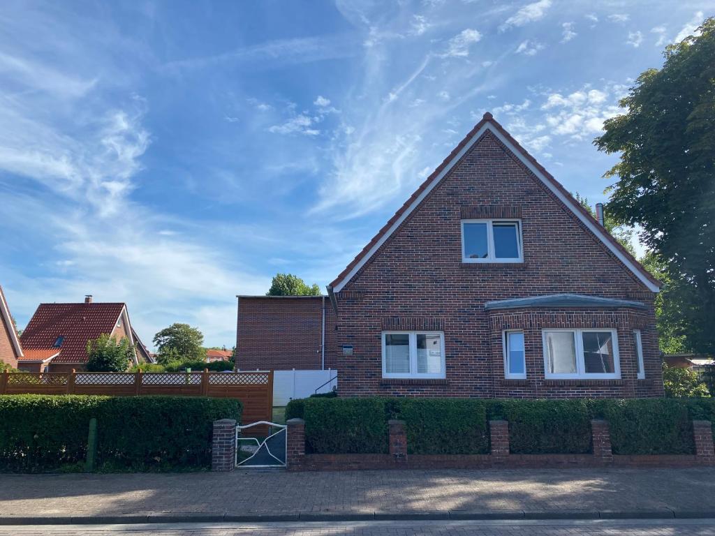 een stenen huis met een hek ervoor bij Ferienhaus Fehlhaber in Borkum