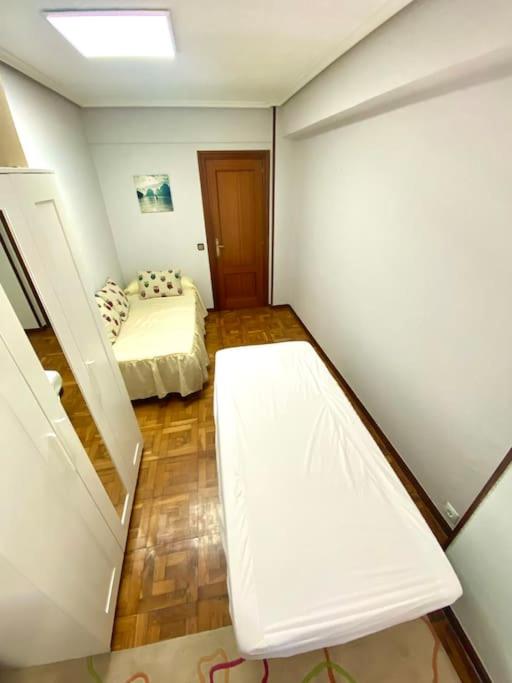 Postel nebo postele na pokoji v ubytování COMPLETO PISO EN SANTANDER A 5 MINUTOS DEL CENTRO