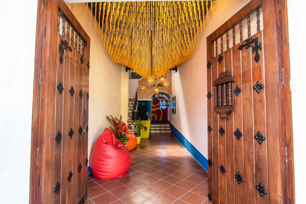 un pasillo con puertas de madera y una bola roja en Why Not Hotel, en Antigua Guatemala