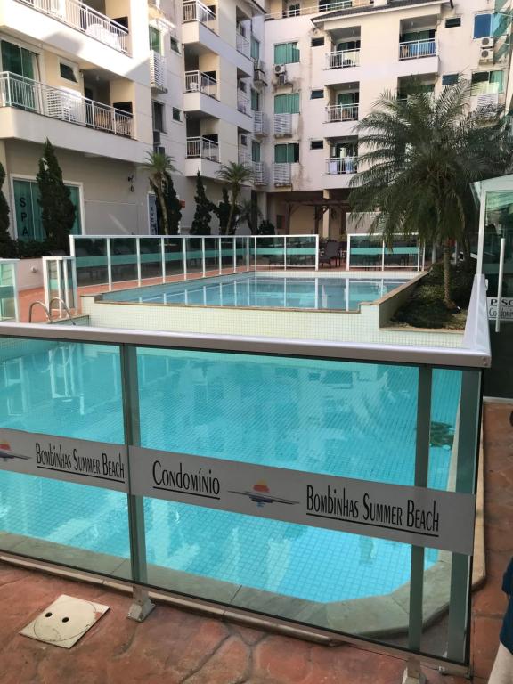 Hồ bơi trong/gần Resort e Spa Summer Beach Bombinhas apto 107