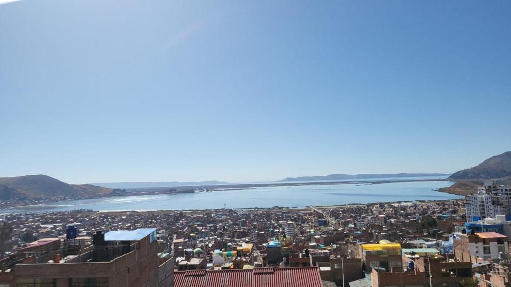 una vista aérea de una ciudad y un cuerpo de agua en Departamento 3 niveles- Vista Panoramica 360 grados a toda la ciudad y Lago Titicaca en Puno
