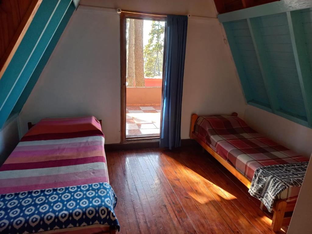 Una cama o camas en una habitación de casa 3 con a 2 cuadras del mar