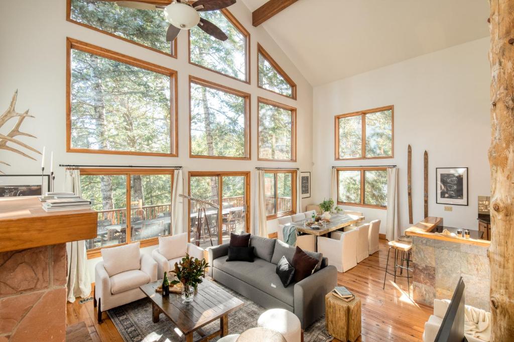 Silver Hollow by AvantStay Gorgeous Secluded Park City Home w Hot Tub and Pine Tree Views - Housity