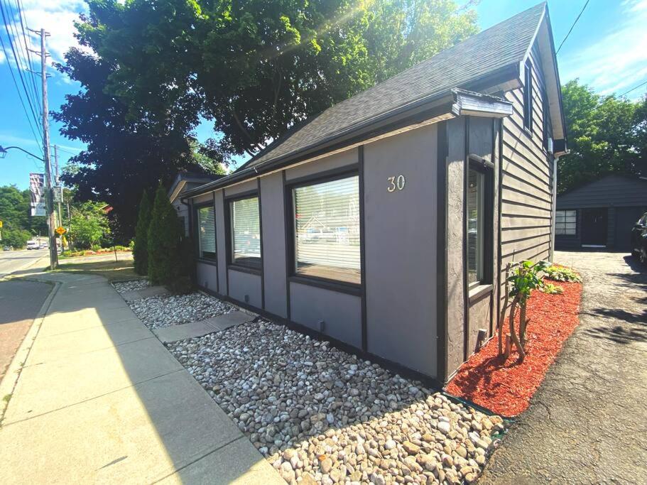 Cozy 3-Bedroom House in Historic Town/Free Parking - Housity