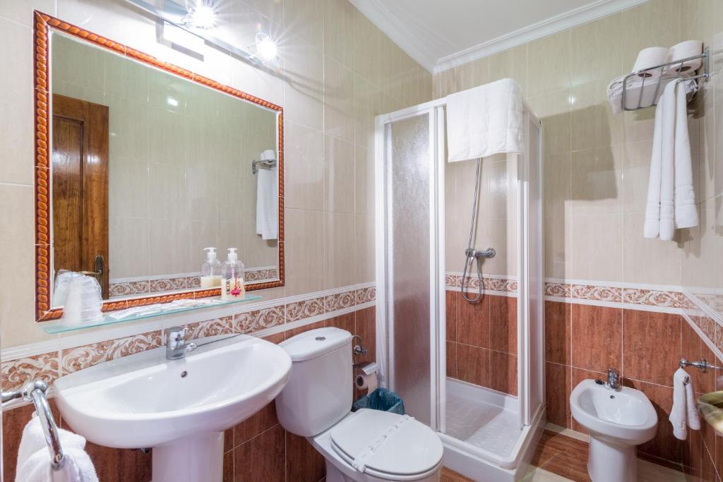 łazienka z toaletą, umywalką i prysznicem w obiekcie Hostal Rural Alba w mieście Los Albaricoques