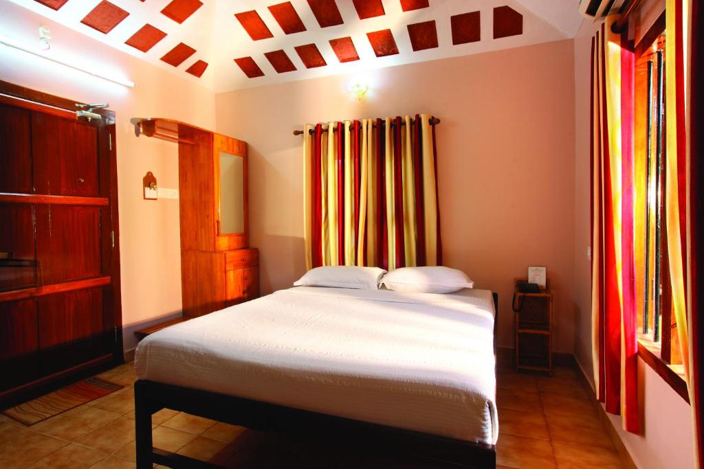 Postel nebo postele na pokoji v ubytování Cherai Beach Resorts