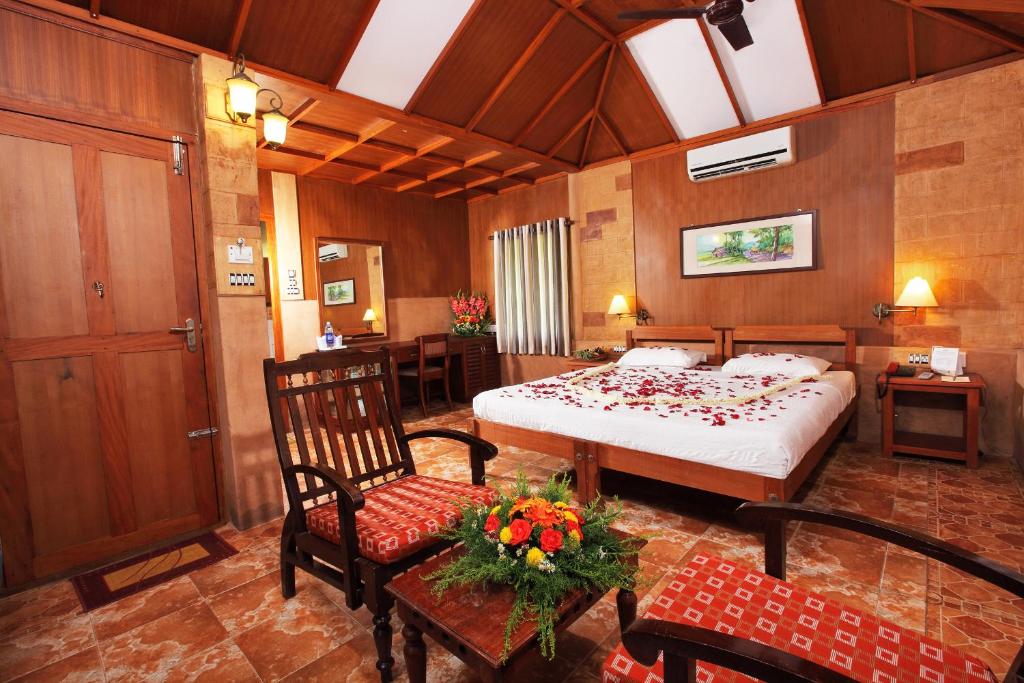 Postel nebo postele na pokoji v ubytování Cherai Beach Resorts