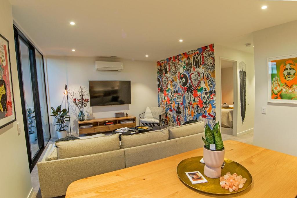salon z kanapą i telewizorem w obiekcie Funk in the City - Luxury Laneway Apartment with Single Garage w mieście Christchurch