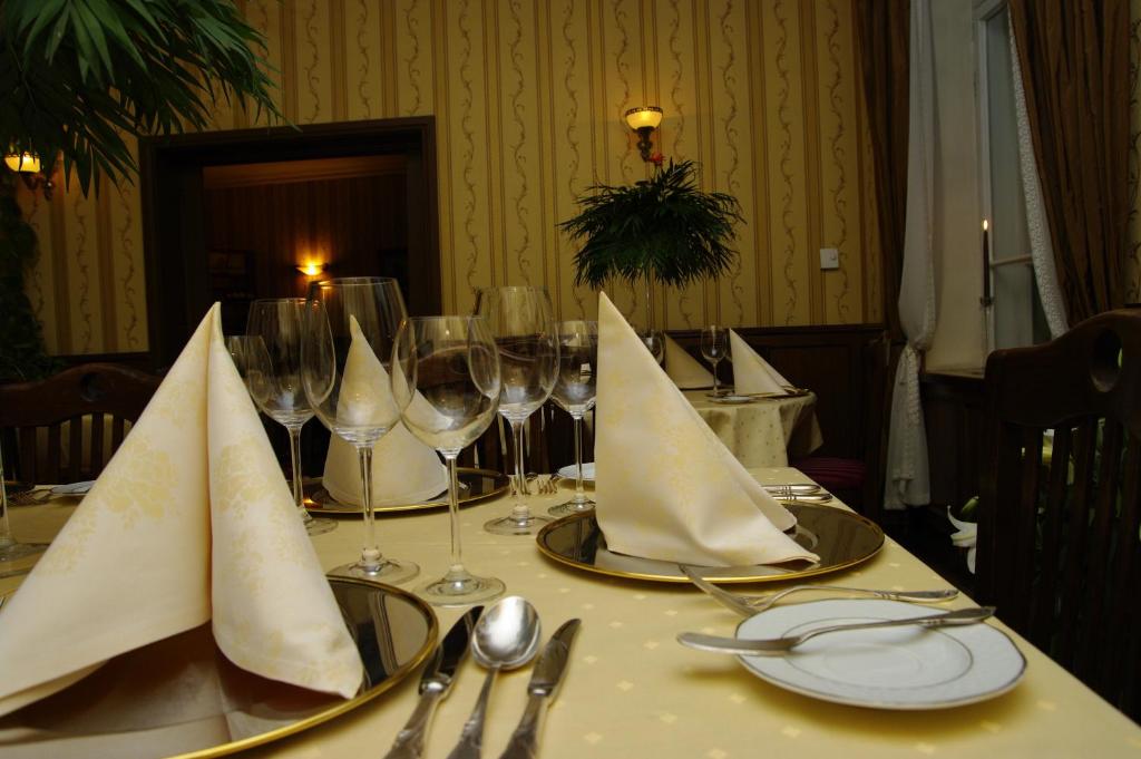 Restauracja lub miejsce do jedzenia w obiekcie Pensjonat - Restauracja Żółty Domek