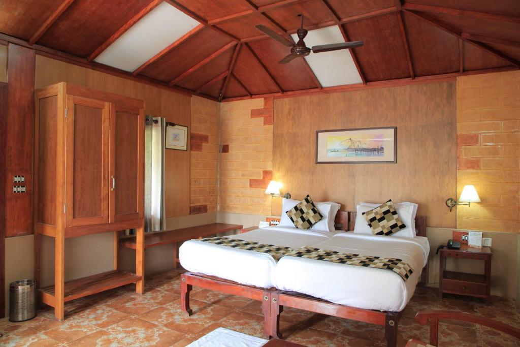 Postel nebo postele na pokoji v ubytování Cherai Beach Resorts