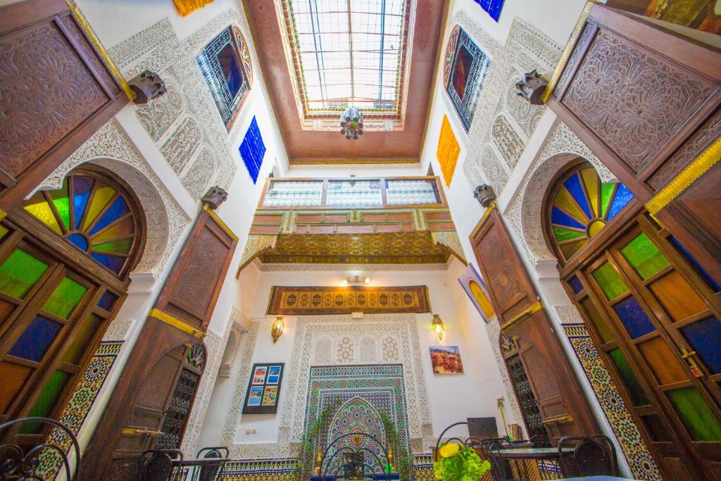 een uitzicht over de moskee met kleurrijke plafonds bij Dar Lalamoune in Fès