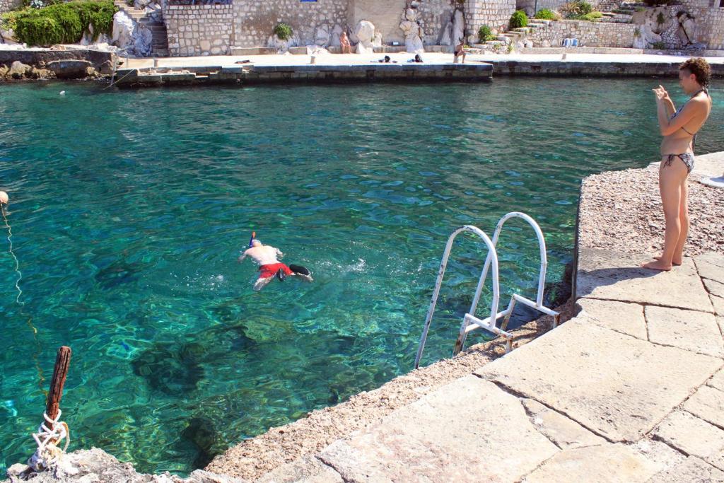 Basen w obiekcie Apartments and rooms with WiFi Lastovo - 13678 lub w pobliżu