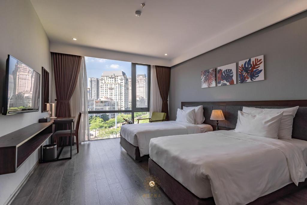 Postel nebo postele na pokoji v ubytování Reyna Hotel Hanoi & Spa